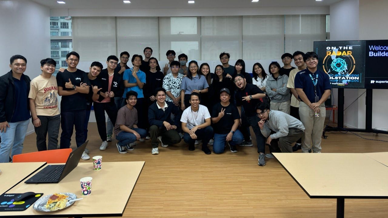 Builders posing as a group for the On the Radar BUIDLstation builder welcome session by Superteam.