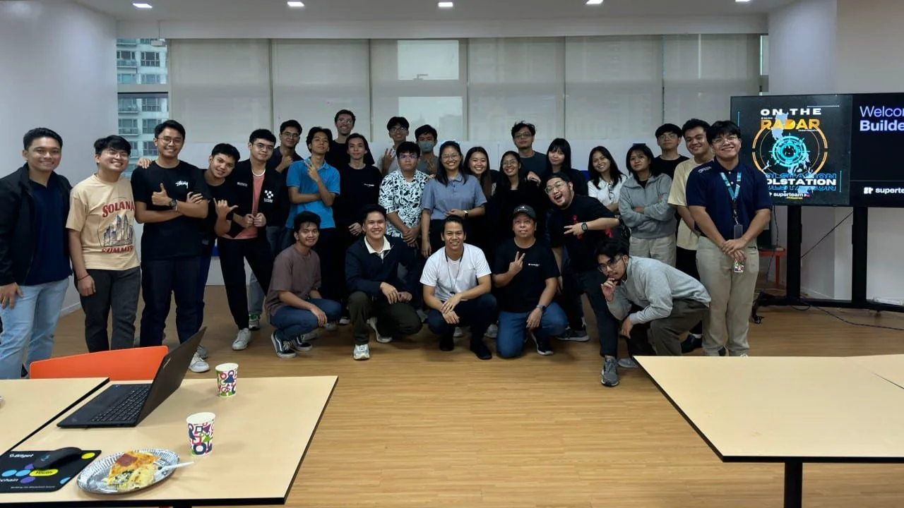 Builders posing as a group for the On the Radar BUIDLstation builder welcome session by Superteam.